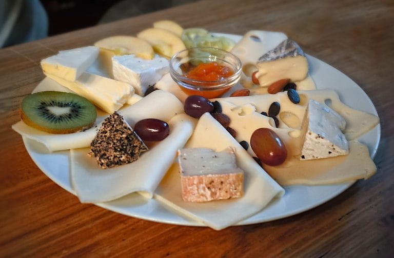 Jogurt z miodem i orzechami – śniadaniowy klasyk