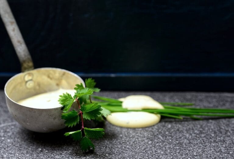 Tosty z serem cheddar i sosem musztardowym