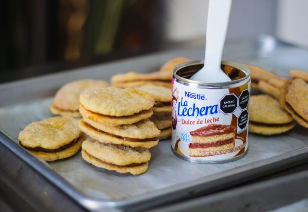 Domowe ciasteczka z dulce de leche La Lechera na blasze do pieczenia