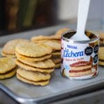 Domowe ciasteczka z dulce de leche La Lechera na blasze do pieczenia