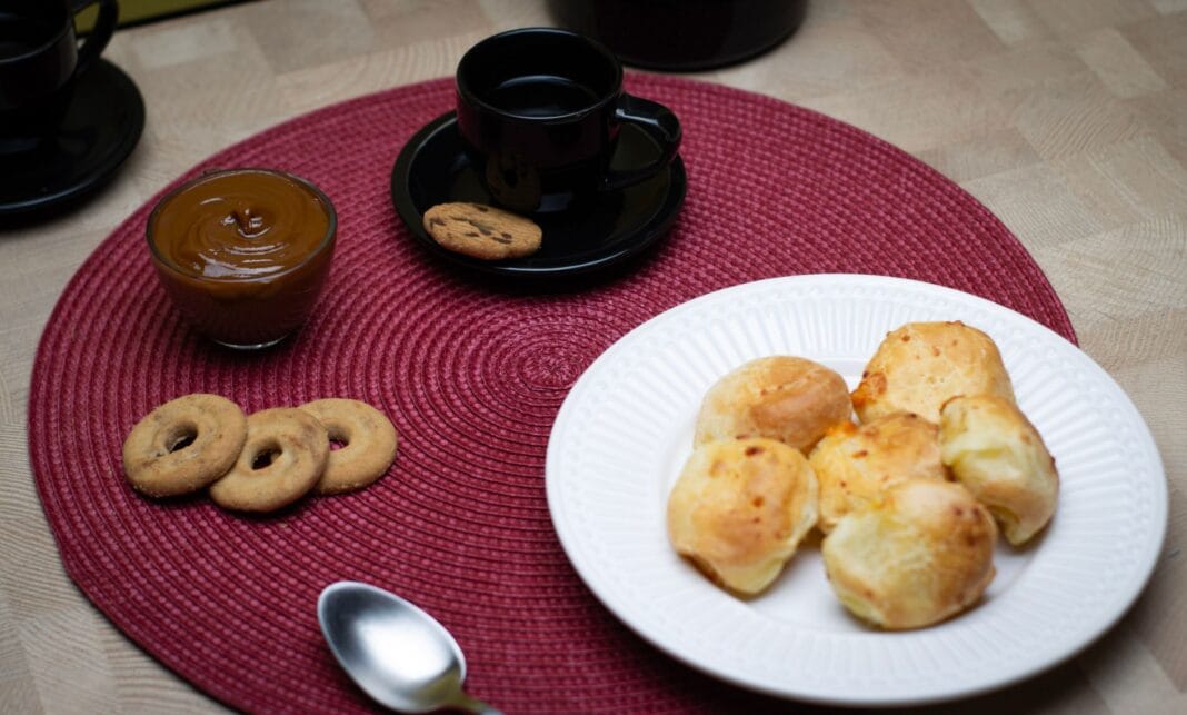 Kawa, pão de queijo i kajmak na stole w São Paulo Kawa, pão de queijo i kajmak na stole w São Paulo