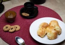 Kajmak z mleka i cukru krok po kroku. Jak zrobić domowy dulce de leche bez puszki Kawa, pão de queijo i kajmak na stole w São Paulo