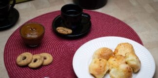 Kawa, pão de queijo i kajmak na stole w São Paulo