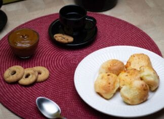 Kajmak z mleka i cukru krok po kroku. Jak zrobić domowy dulce de leche bez puszki Kawa, pão de queijo i kajmak na stole w São Paulo