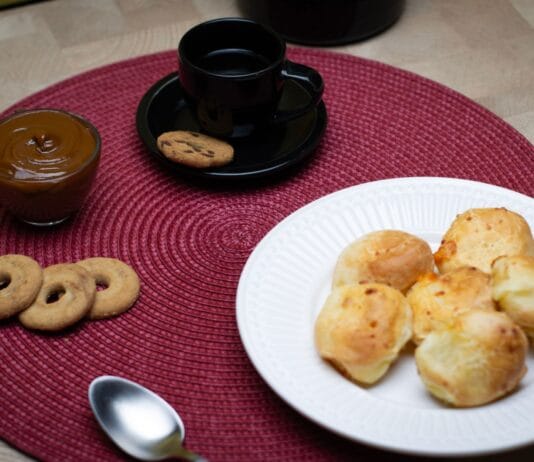 Kajmak z mleka i cukru krok po kroku. Jak zrobić domowy dulce de leche bez puszki Kawa, pão de queijo i kajmak na stole w São Paulo