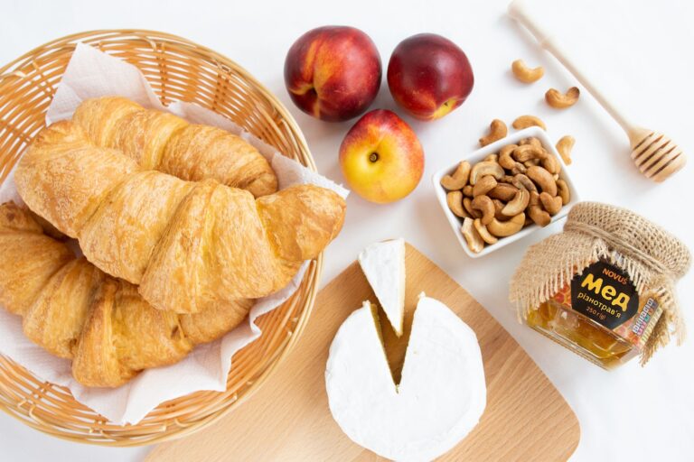 Francuskie śniadanie z camembertem, croissantami, miodem i owocami