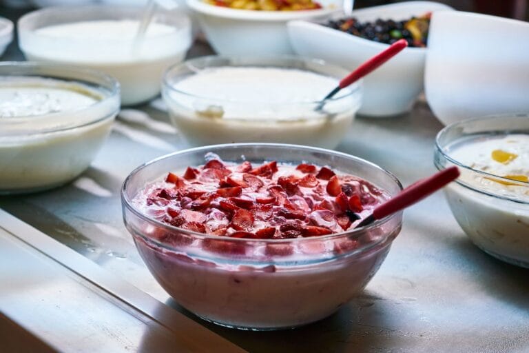 Nabiał po antybiotyku: kiedy zacząć jeść jogurty i kefir, by nie osłabić leku?