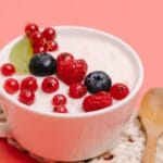 Nabiał po antybiotyku: kiedy zacząć jeść jogurty i kefir, by nie osłabić leku?