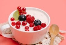 Nabiał po antybiotyku: kiedy zacząć jeść jogurty i kefir, by nie osłabić leku?